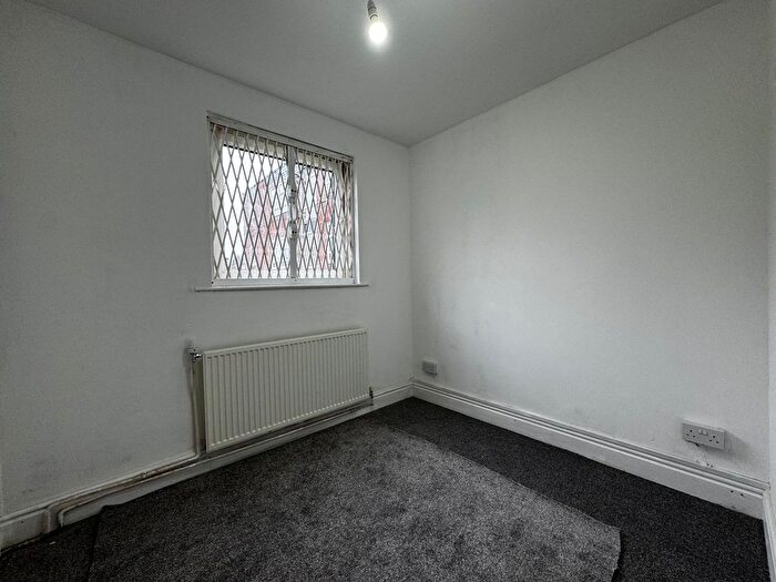 2 Bedroom Flat For Sale In Montagu Court, Leeds, LS8