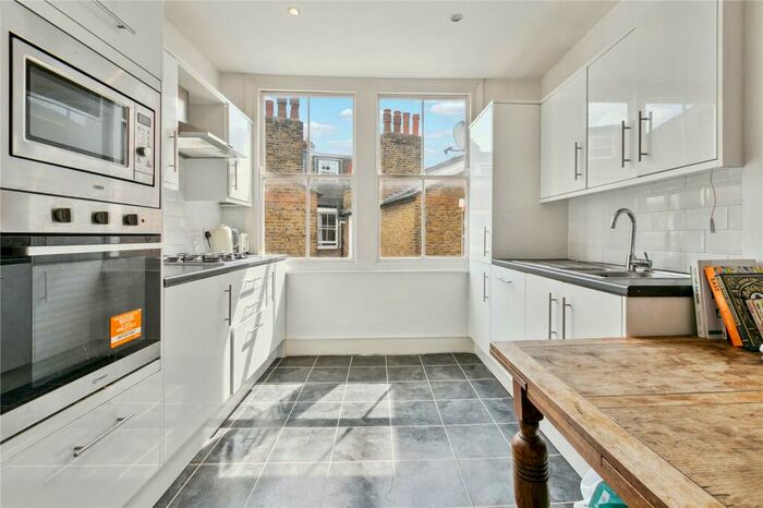 3 Bedroom Apartment To Rent In Beira Street, London, SW12