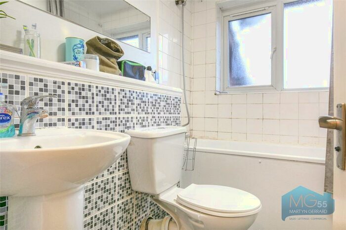 1 Bedroom Apartment For Sale In Greenway Close, Friern Barnet, London, N11