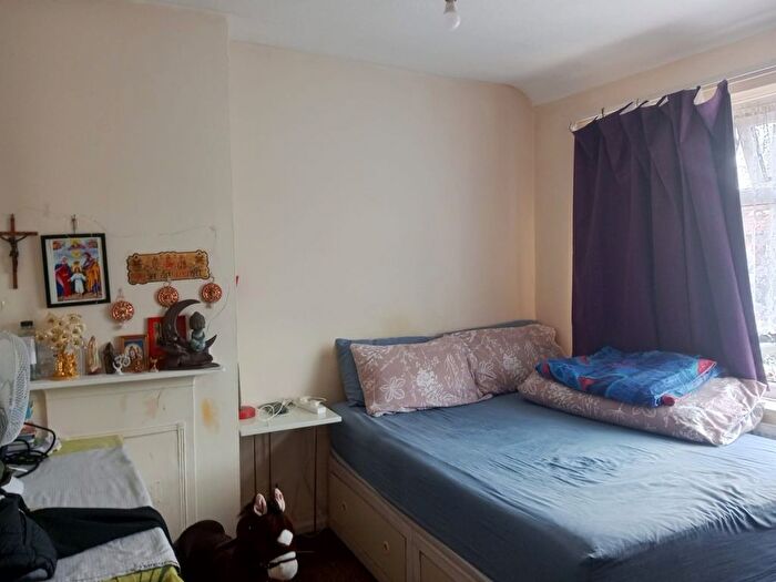 2 Bedroom Flat To Rent In Gaysham Avenue, Gants Hill, Ilford, Ig5