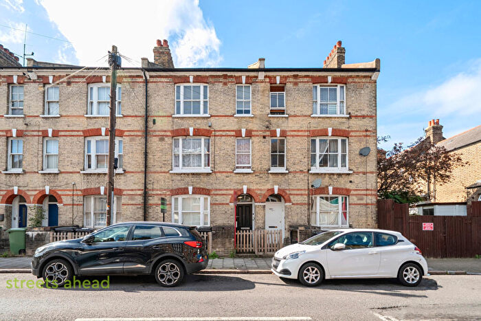 1 Bedroom Apartment For Sale In St. Gothard Road, London, SE27