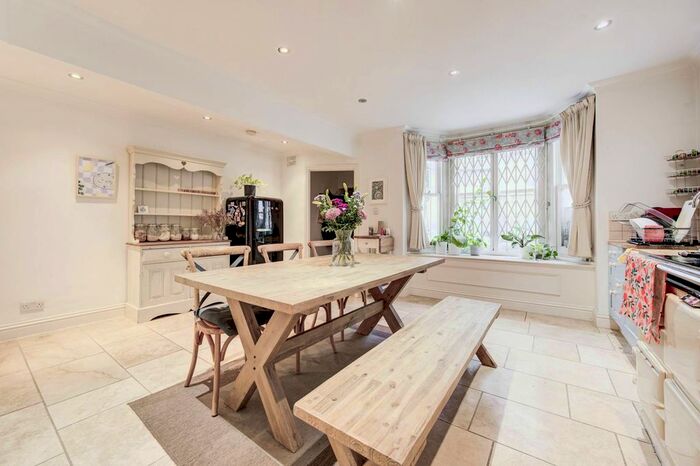 1 Bedroom Flat To Rent In Fairholme Road, Barons Court, London, W14