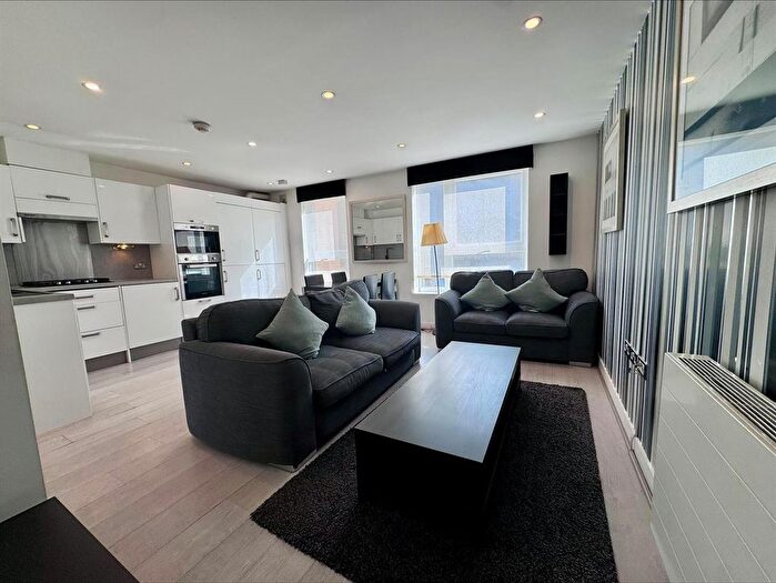 2 Bedroom Flat To Rent In Attenborough Court, Bushey, WD19