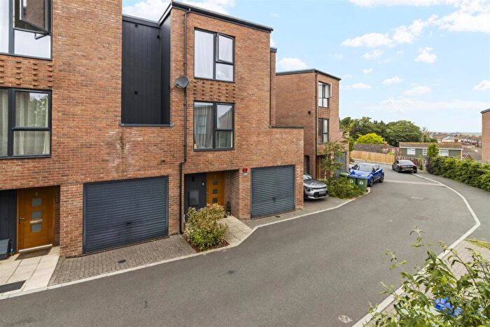 4 Bedroom Semi-Detached House For Sale In Grays Crescent, Newhaven, BN9