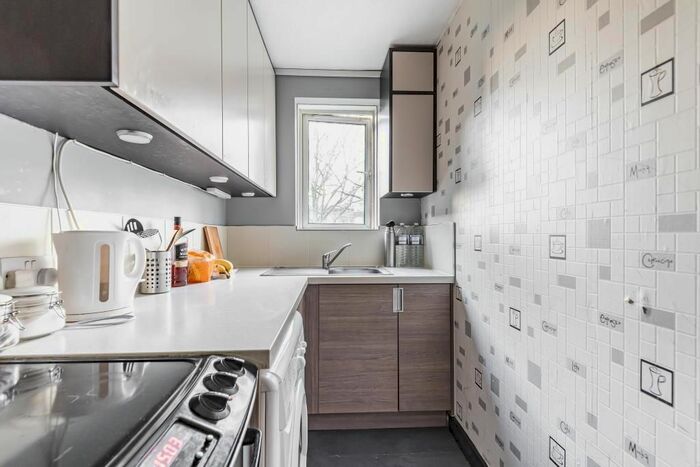 Studio To Rent In Stanwell, Staines, TW19