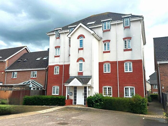 2 Bedroom Flat For Sale In Fox Court, Aldershot, GU12
