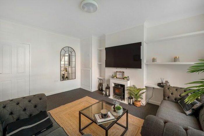 3 Bedroom Flat To Rent In Darlan Road, London, SW6