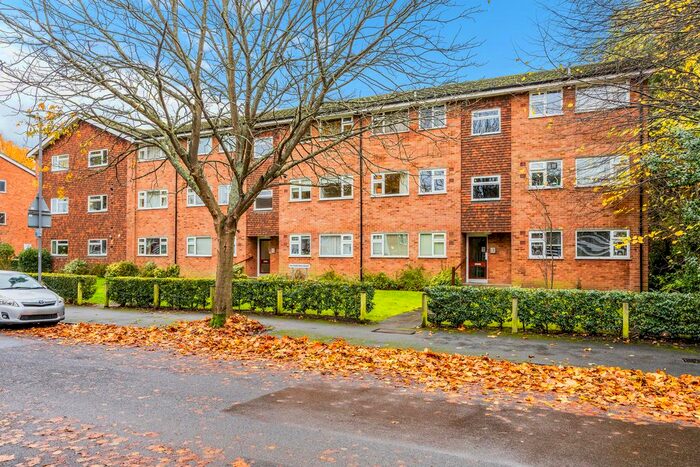 2 Bedroom Flat To Rent In Lovelace Gardens, Surbiton, KT6