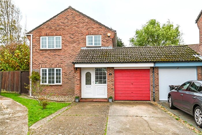 4 Bedroom Link Detached House For Sale In Carisbrooke Court, New Milton, Hampshire, BH25