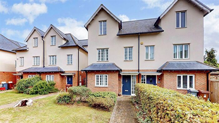 3 Bedroom Semi-Detached House For Sale In County Gardens, Isleworth, TW7