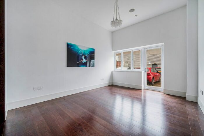 2 Bedroom Flat To Rent In Manhattan House, Ealing, London, W5