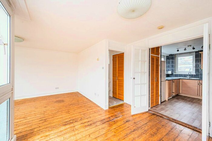 2 Bedroom Flat To Rent In Hedingham Close, Islington, London, N1