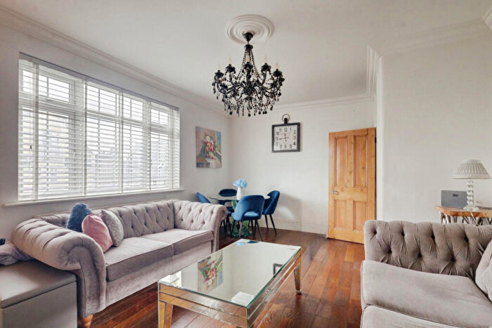 3 Bedroom Apartment For Sale In Pall Mall, Leigh-on-sea, SS9