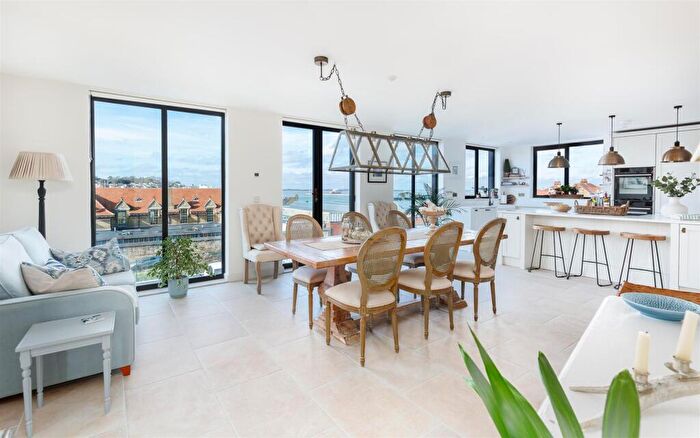 4 Bedroom Detached House For Sale In Contemporary And Unique Home - Old Road, East Cowes, PO32