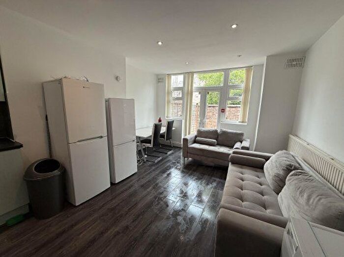 6 Bedroom Terraced House To Rent In Belgrave Ave, Manchester, M14