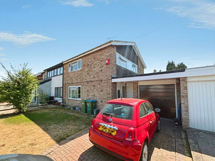 3 Bedroom Semi-Detached House For Sale In Broughton Avenue, Aylesbury, HP20