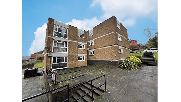 1 Bedroom Flat For Sale In South Terrace, Dorking, Surrey, RH4