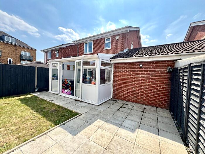 3 Bedroom Link Detached House For Sale In Hunters Way, Slough, SL1