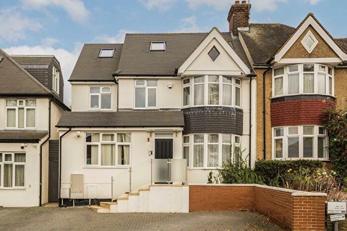 4 Bedroom Flat To Rent In St. Marys Crescent, London, NW4