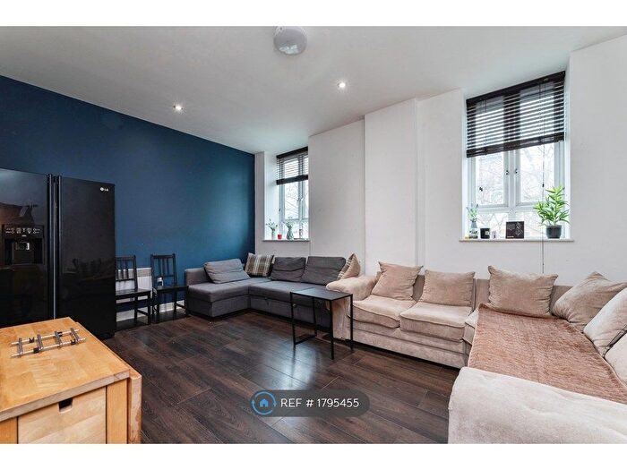 2 Bedroom Flat To Rent In The Quadrangle House, London, E15