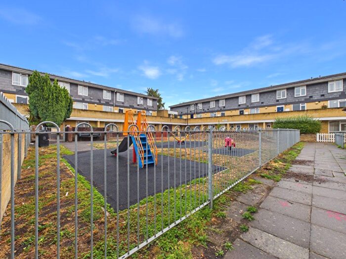 2 Bedroom Maisonette For Sale In Southern Avenue, Feltham, Middlesex, TW14