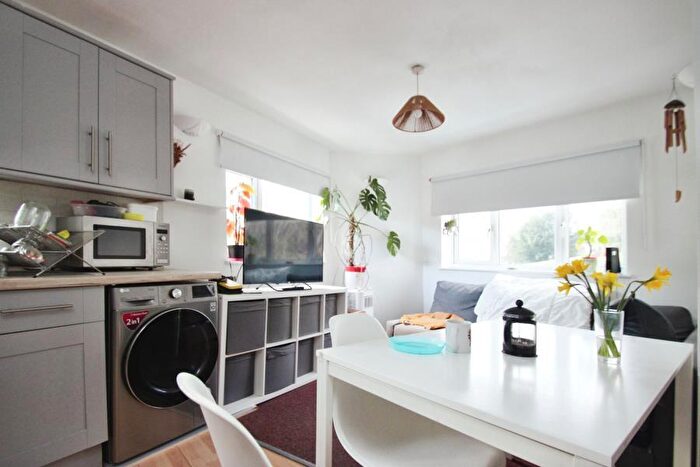2 Bedroom Flat To Rent In Ashton Road - Bedminster, BS3