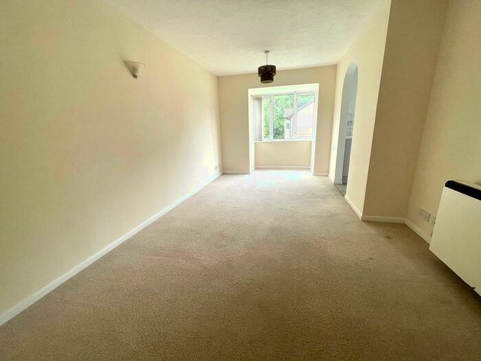 2 Bedroom Flat For Sale In Two Bedroom Top Floor Apartment Sold With No Forward Chain!, SO30