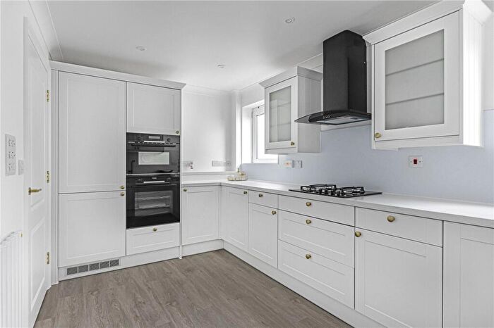 2 Bedroom Apartment For Sale In Creswell Drive, Beckenham, BR3