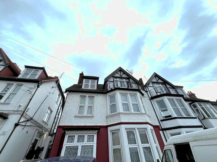1 Bedroom Flat To Rent In Valkyrie Road, Westcliff-On-Sea, SS0
