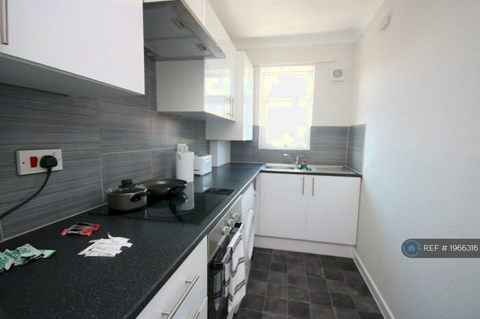 3 Bedroom Flat To Rent In Malmesbury Park Road, Bournemouth, BH8