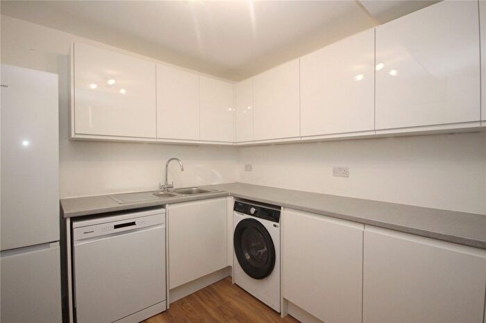 2 Bedroom Flat To Rent In Streatham High Road, London, SW16