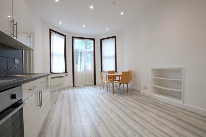 Flat To Rent In Park Avenue, Willesden, NW2
