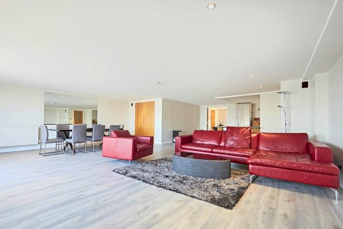 3 Bedroom Flat To Rent In Merchant Court, Wapping Wall, London, E1W
