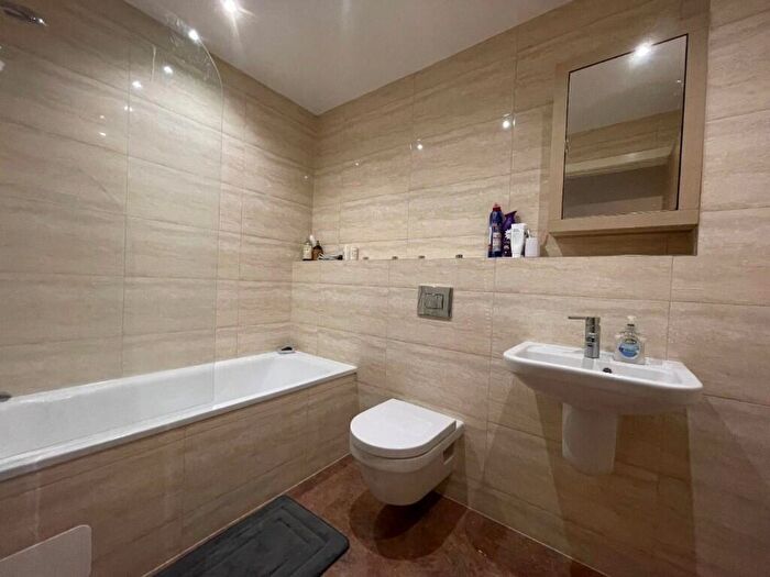 3 Bedroom Flat To Rent In Fitzwilliam Street, Sheffield, S1