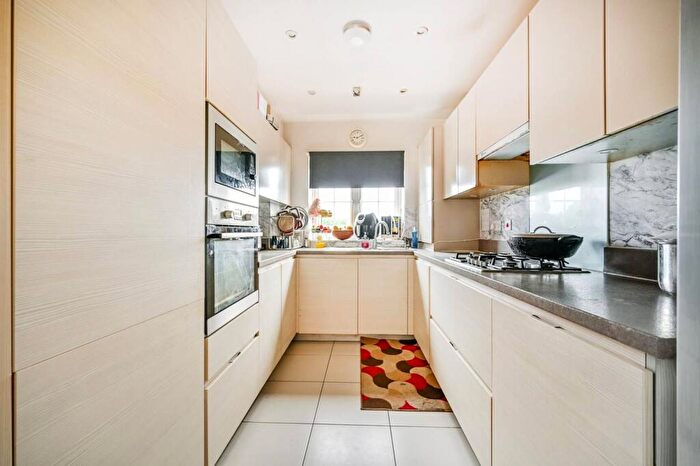 3 Bedroom End Of Terrace House For Sale In Long Furlong Drive, Slough, SL2