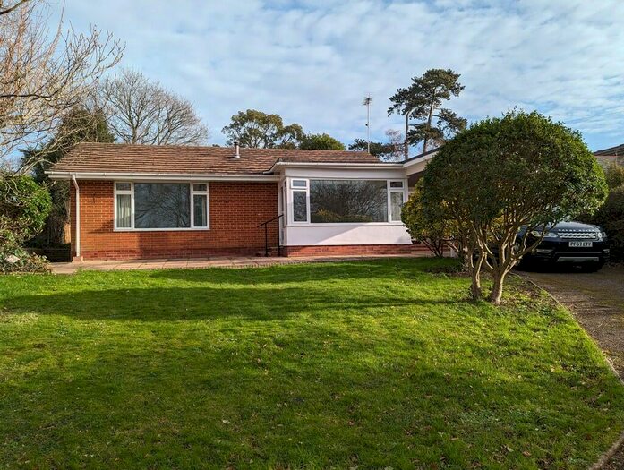 2 Bedroom Detached Bungalow To Rent In Tresillian Gardens, Topsham, EX3