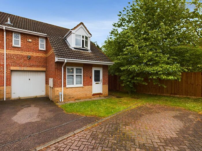 3 Bedroom Semi-Detached House For Sale In Meadenvale, Peterborough, PE1