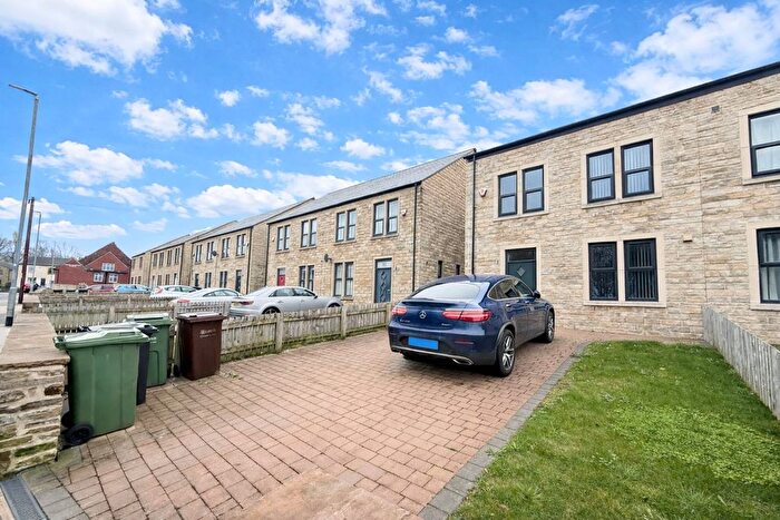 4 Bedroom Semi Detached House To Rent In Carlisle Road, Pudsey, West Yorkshire, LS28