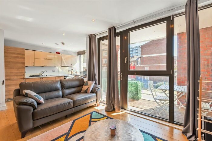 1 Bedroom Flat To Rent In Chamberlain Court, Canada Water, SE16