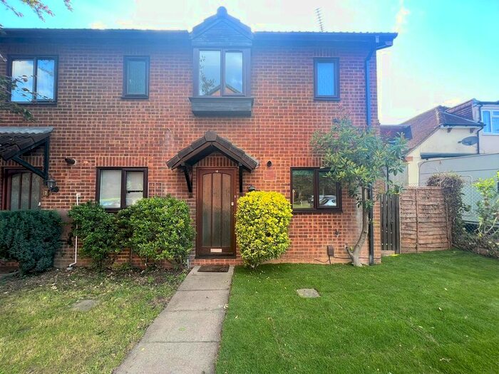 2 Bedroom End Of Terrace House To Rent In Turnpike Lane, Uxbridge, UB10