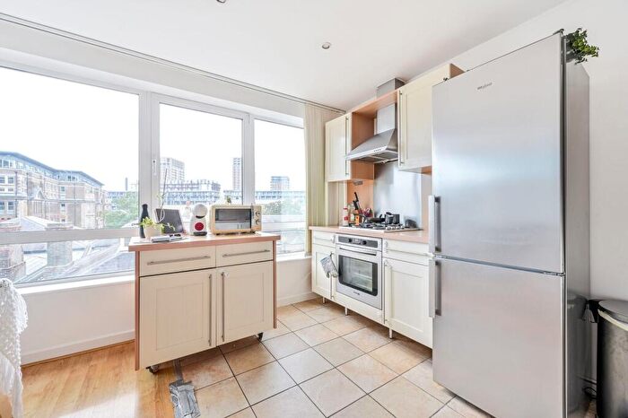 2 Bedroom Flat To Rent In Hopton Road, Woolwich, London, SE18