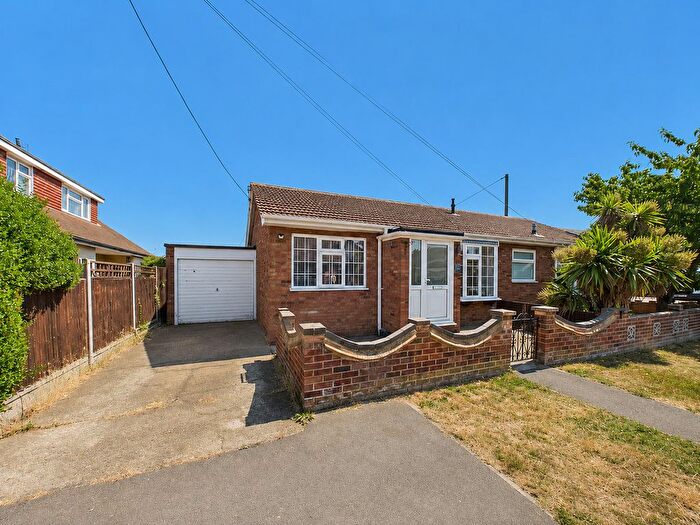 1 Bedroom Semi-detached Bungalow For Sale In Borrett Avenue, Canvey Island, SS8
