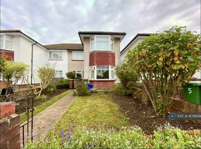 2 Bedroom Flat To Rent In St. Philips Avenue, Worcester Park, KT4