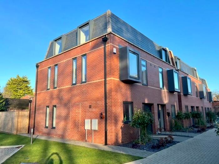 4 Bedroom Semi Detached House To Rent In The Curve, Welholme Avenue, Grimsby, DN32