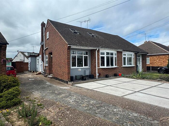 3 Bedroom Chalet For Sale In Mansted Gardens, Rochford, SS4