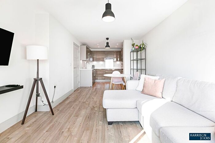 1 Bedroom Flat To Rent In Ellerton Road, Watton Point, KT6