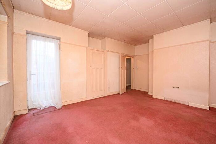 1 Bedroom Flat For Sale In Church Street, Walton-On-Thames, KT12