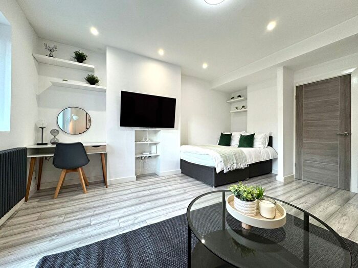 Studio To Rent In Burgess Street, Mile End / Westferry, E14