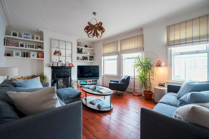 3 Bedroom Flat To Rent In Kingswood Road, Clapham Park, London, SW2