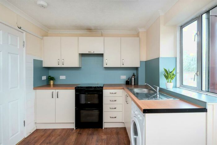 4 Bedroom Semi-Detached House To Rent In Shaws Way, Bath, BA2